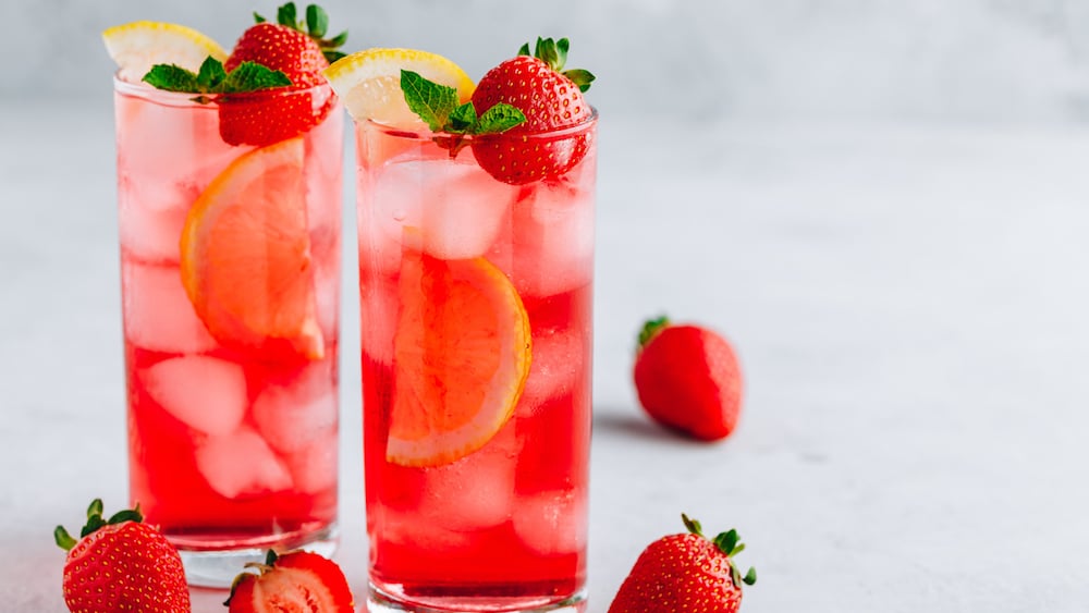 La rafraîchissante sangria aux fraises sans alcool vous donnera envie de fêter le retour des beaux jours !