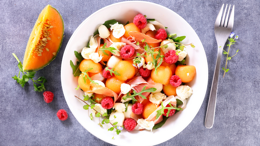 Salade melon, framboises, jambon et mozzarella