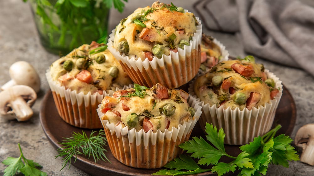 Muffins aux petits pois, lardons et champignons