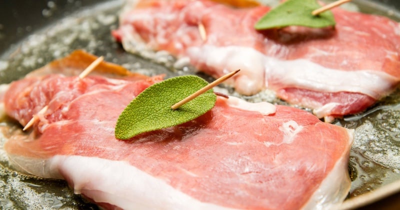Dégustez l'Italie avec cette recette facile de saltimbocca de veau ! 