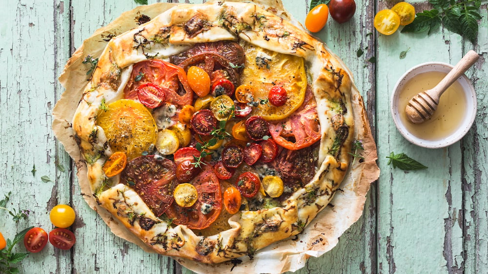 Tarte aux tomates, chèvre et miel