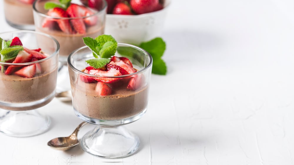 Panna cotta au chocolat et aux fraises