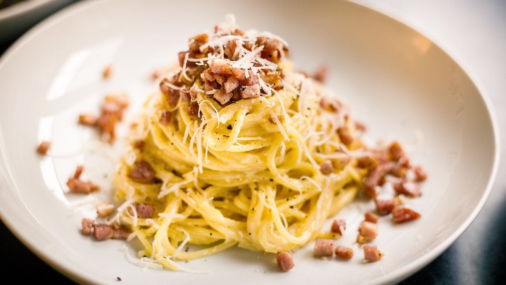 Voici la VRAIE recette des spaghetti carbonara avec seulement 5 ingrédients !