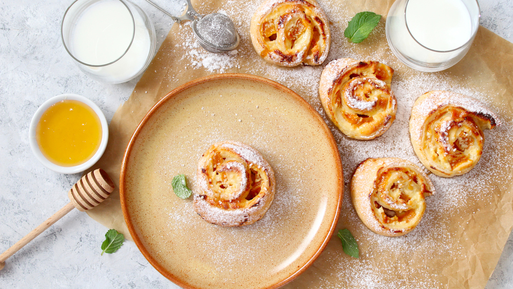 Brioche roulée aux pêches et à la crème pâtissière