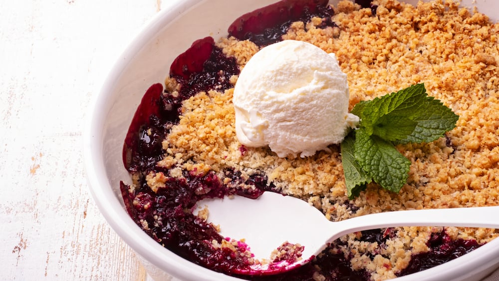 Crumble aux pommes et au cassis avec une boule de glace