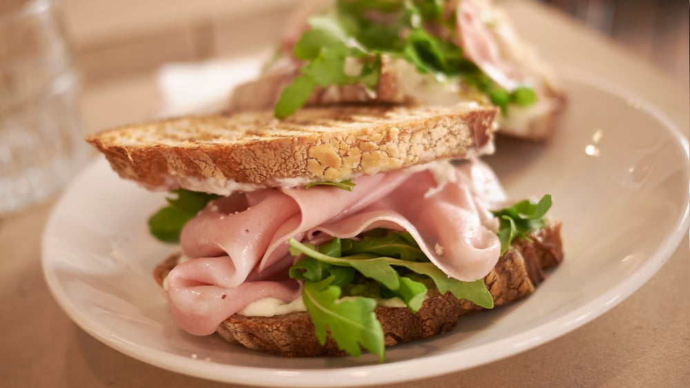 Sandwich à la mortadelle et à la burrata