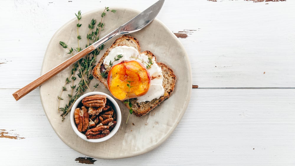 Tartine burrata pêche rôtie