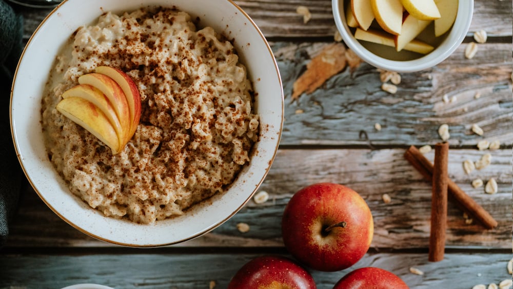 Porridge aux pommes et à la cannelle