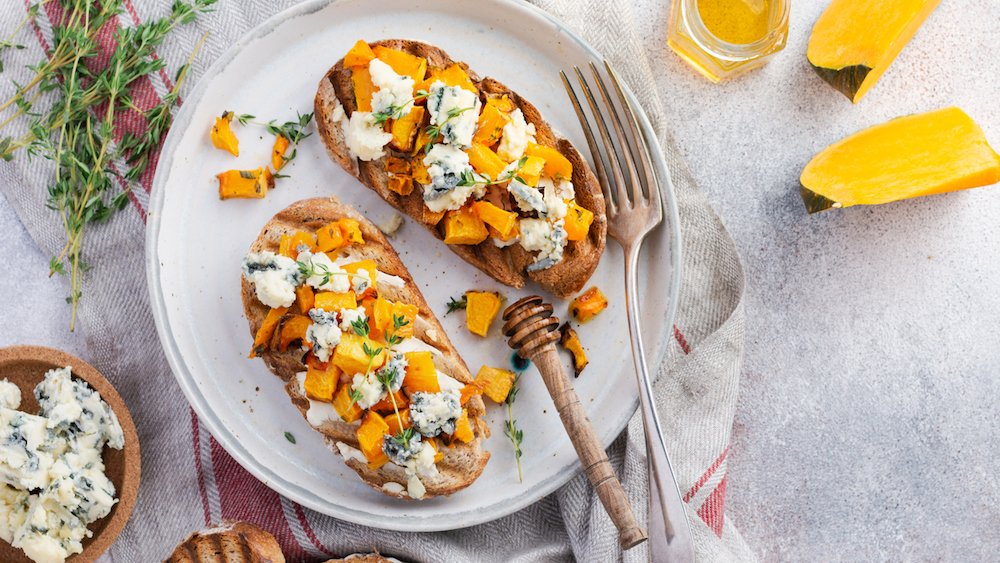 Tartines potimarron rôti au miel, bleu et noix