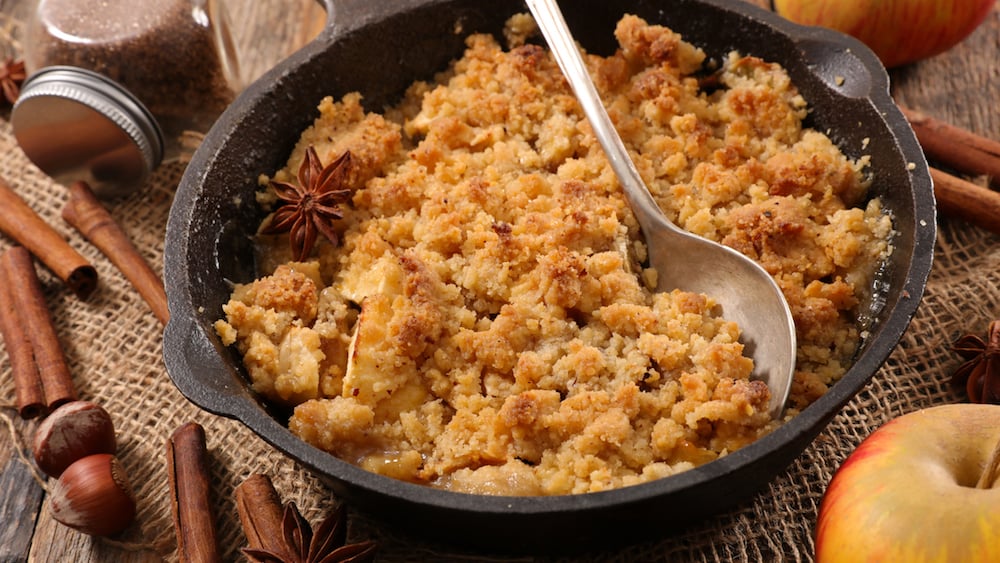 Crumble aux pommes avec de la cannelle