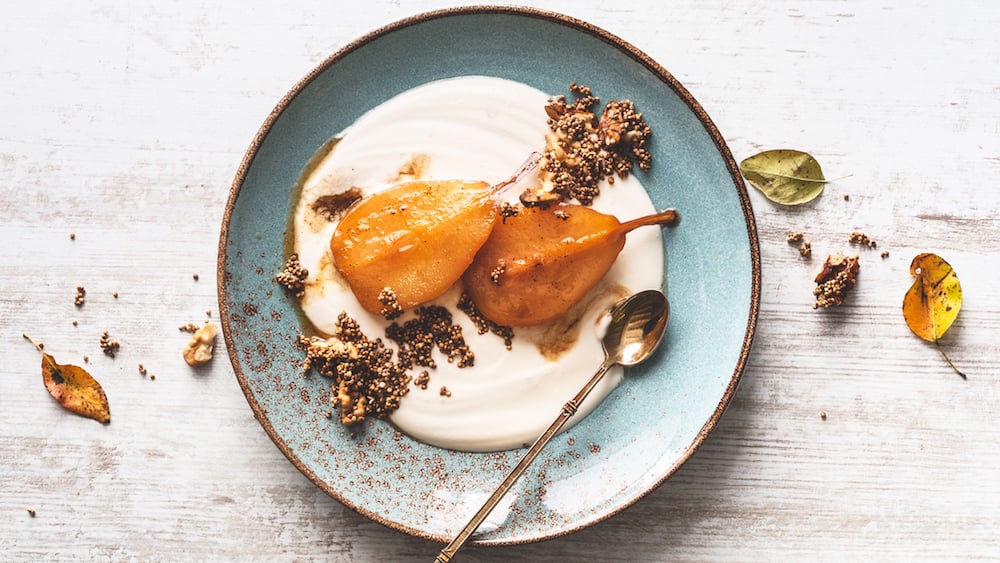 Poires rôties au miel et crumble de noisettes