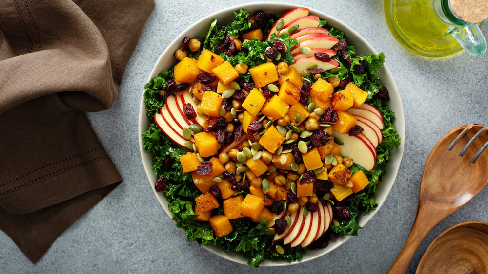 Régalez-vous avec la salade automnale parfaite au quinoa, chou kale, courge butternut et aux poires, c'est un délice !