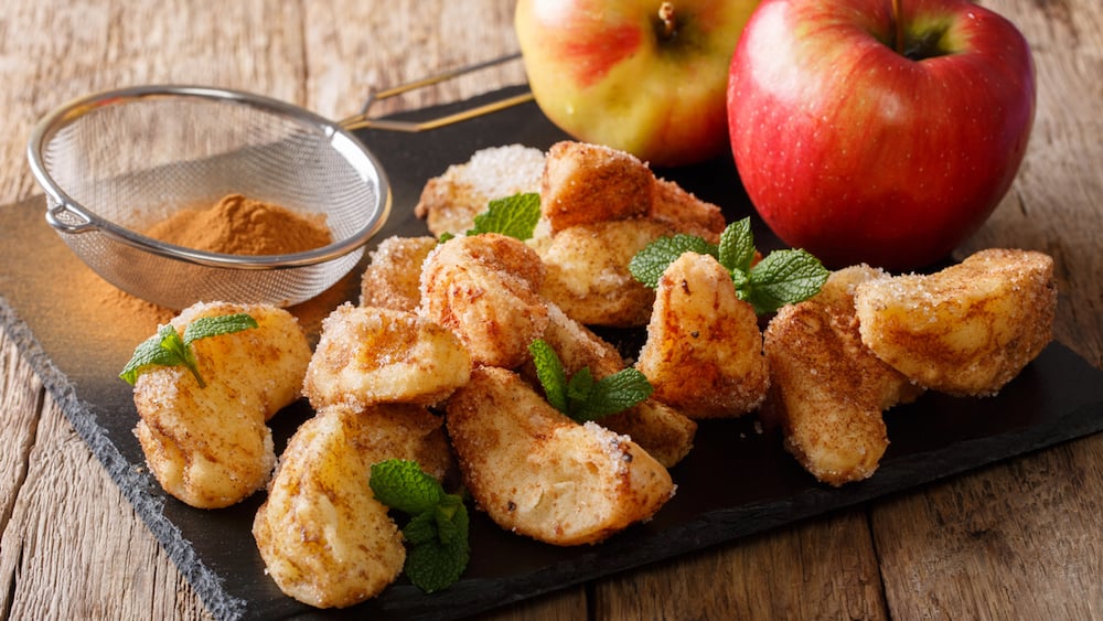 Ces beignets de pommes à croquer comme des frites sont vraiment trop gourmands ! On s'en lèche les doigts...