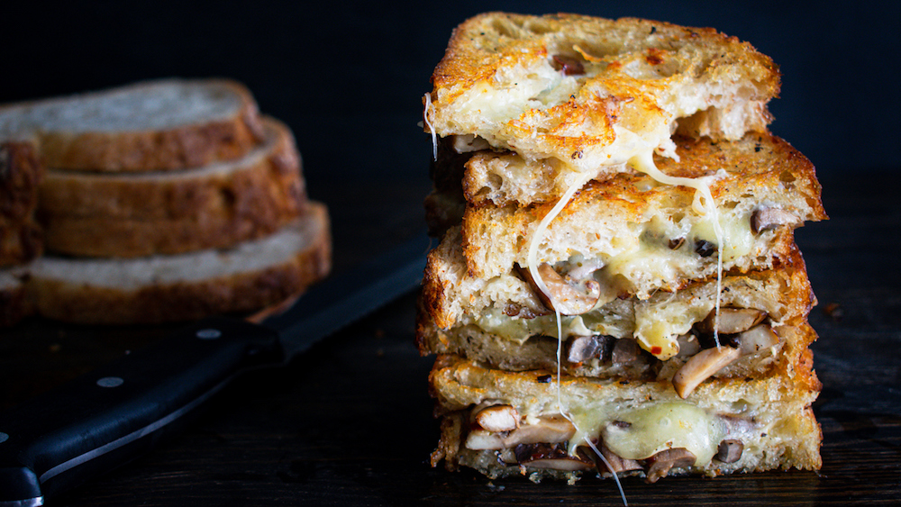 Croque monsieur au fromage et aux champignons (grilled cheese)