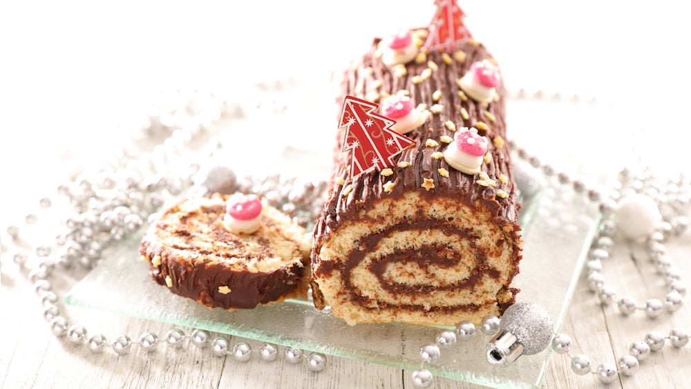 Bûche de Noël au chocolat, pâte à tartiner et noisettes