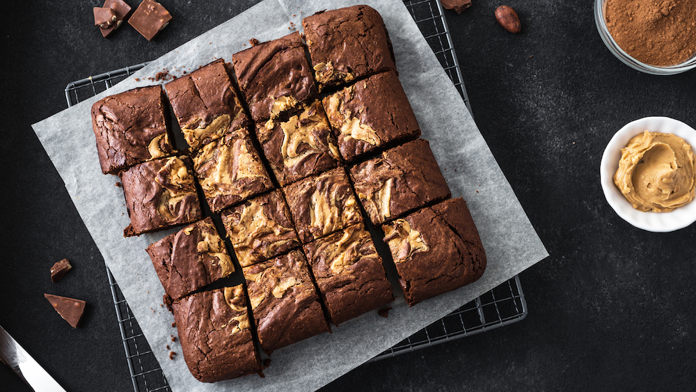 Dégustez un merveilleux brownie au chocolat et au beurre de cacahuète, c'est un câlin de gourmandise !