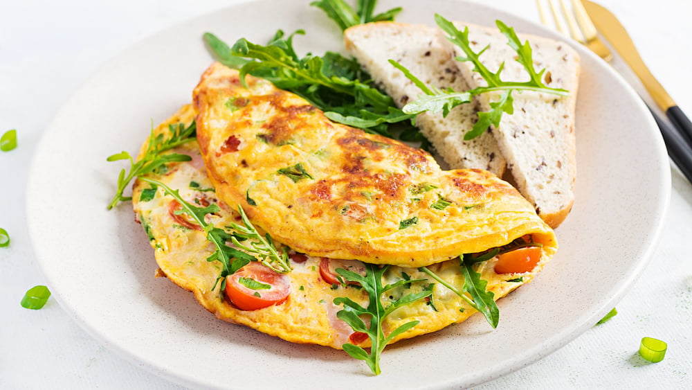 Recette étudiante express et pas chère : une omelette jambon fromage prête en 5 minutes !