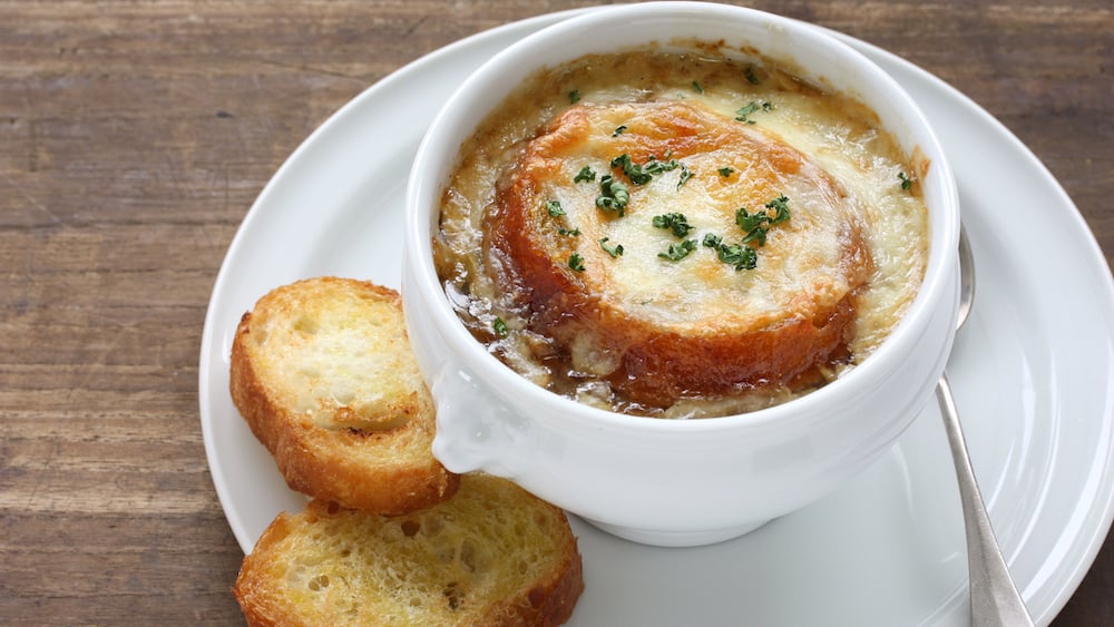 La VRAIE recette de la soupe à l'oignon traditionnelle, la gourmandise parfaite pour se réchauffer !