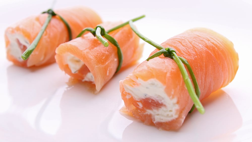 Rouleaux de saumon fumé au fromage frais et tartare de pomme