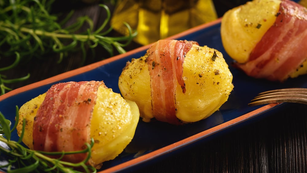 Pommes de terre farcies au fromage et enroulées de bacon