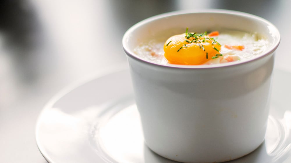 Oeufs cocotte au saumon et aux poireaux