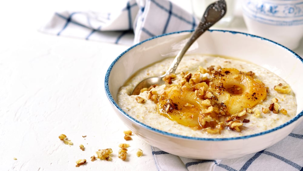 Mousse à la poire et noisettes grillées