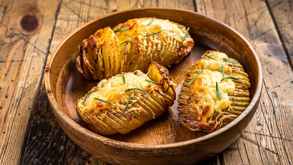 Pommes de terre hasselback à la raclette