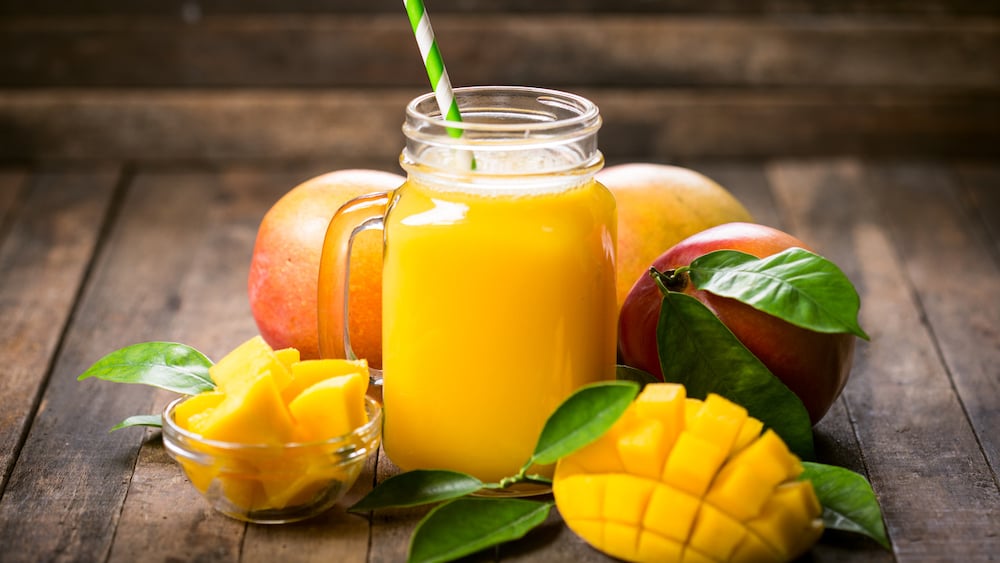 Faites le plein de vitamines en moins de 5 minutes avec ce smoothie énergisant à la mangue, orange et aux épices !