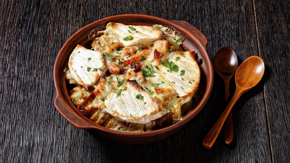 Réinventez la tartiflette avec cette recette trop gourmande au chou-fleur, vous allez adorer !