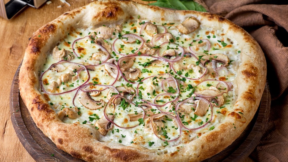 Pizza au poulet et aux champignons