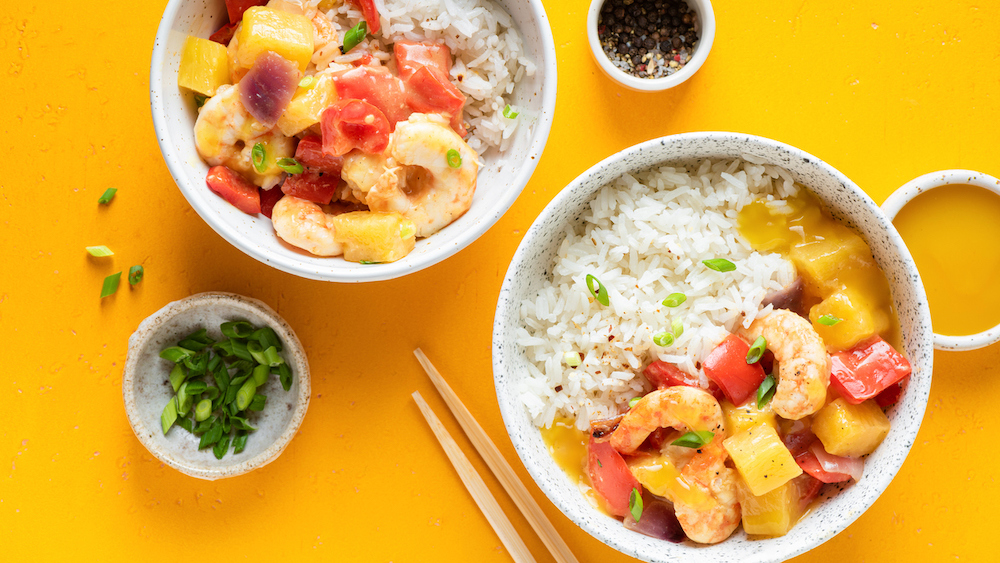 Poke bowl aux crevettes, mangue, avocat et pamplemousse