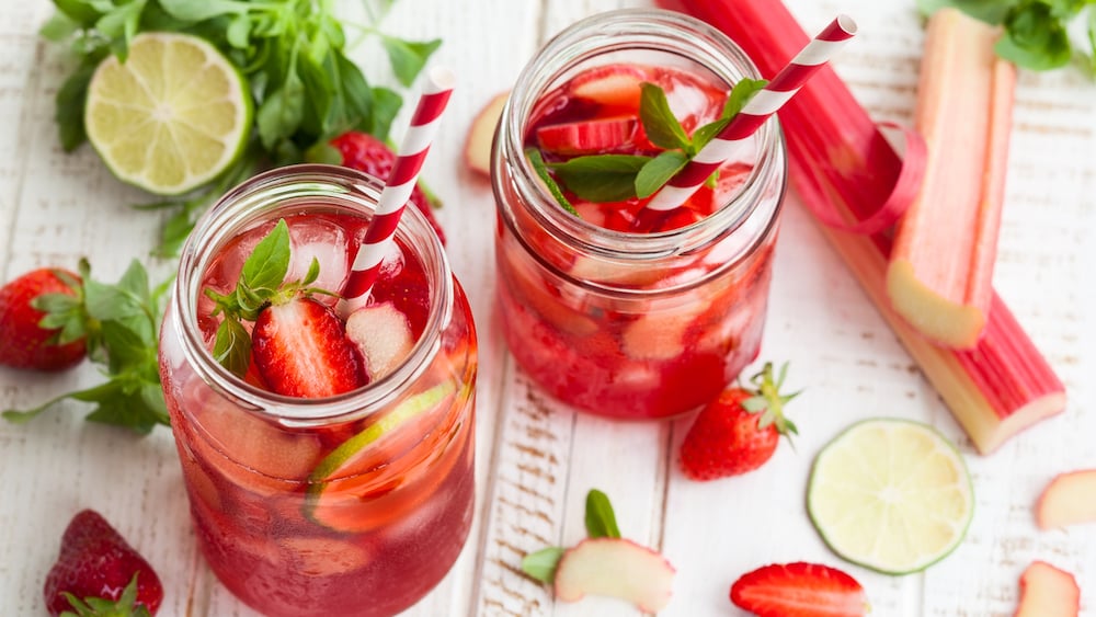 Sangria aux fraises et à la rhubarbe