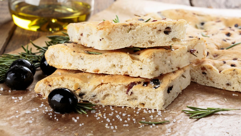 Focaccia aux olives noires et romarin