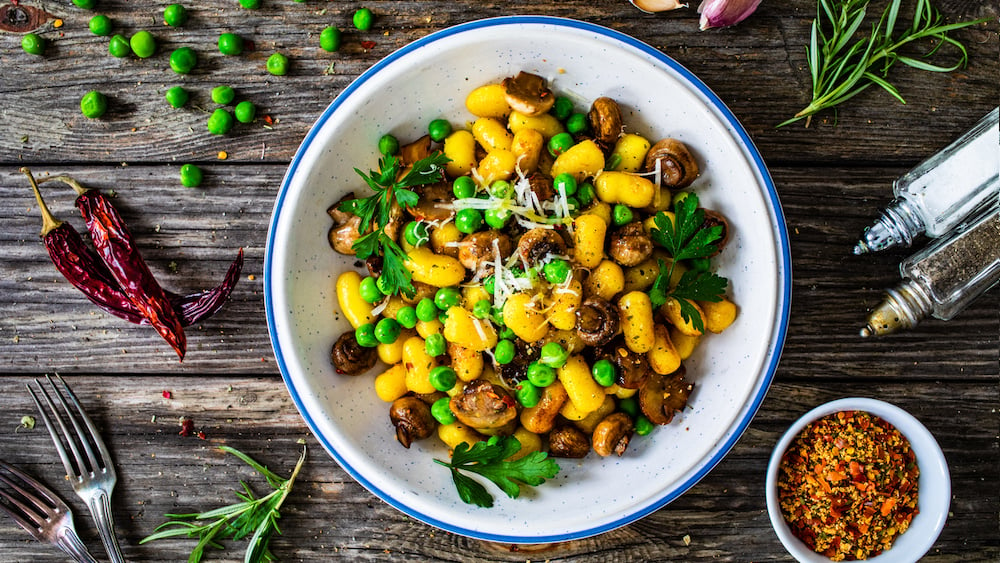 Poêlée de gnocchis aux petits pois et champignons