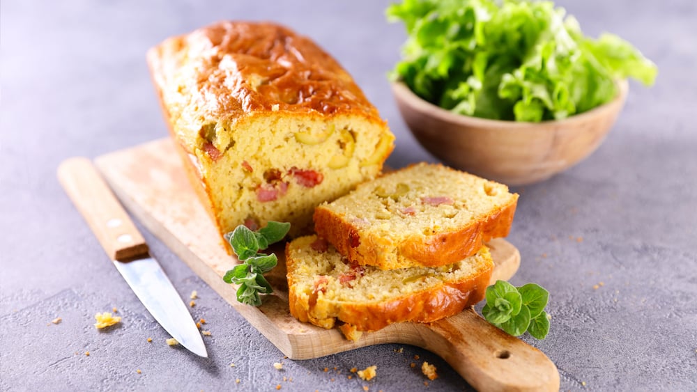 Cake salé aux courgettes, jambon et olives