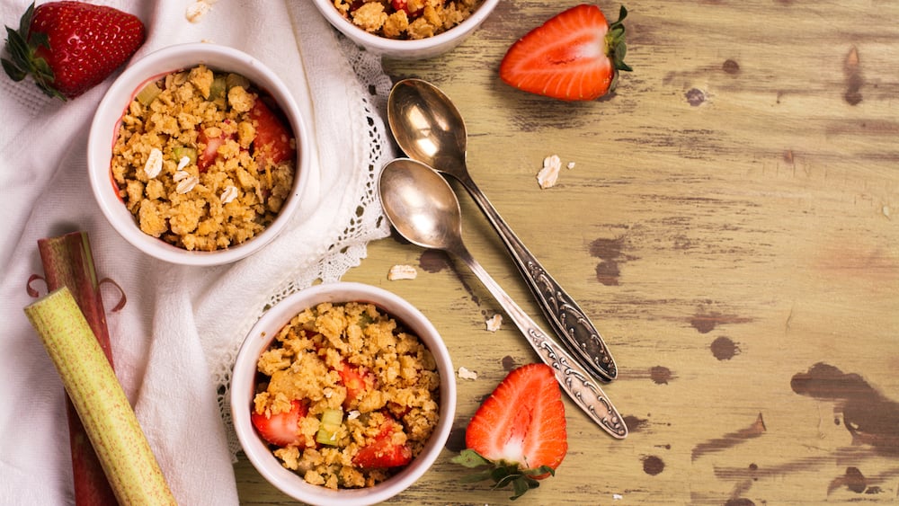 Crumble aux pommes, rhubarbe et fraises