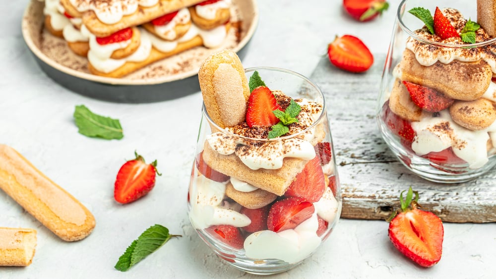 Tiramisu aux fraises et aux pêches