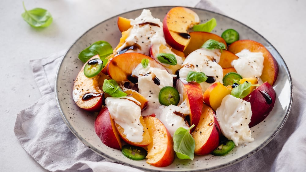 Salade de pêches, burrata et jambon cru