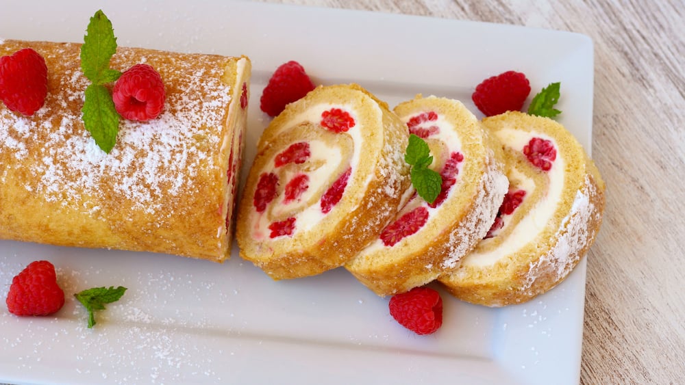 Gâteau roulé aux framboises et à la crème