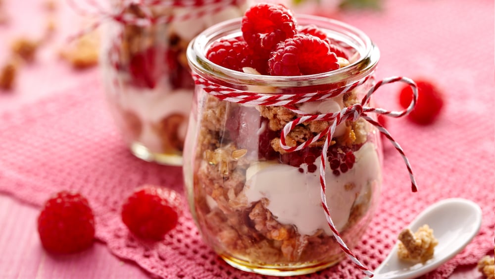 Verrine de framboises, fromage blanc et granola