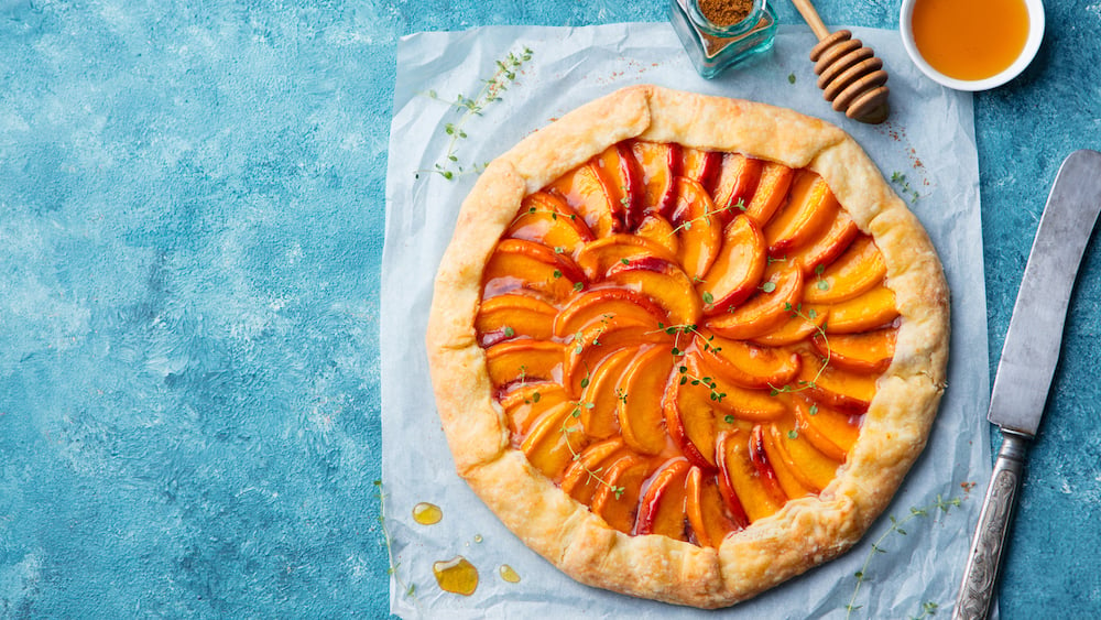 Tarte rustique aux pêches, miel et romarin