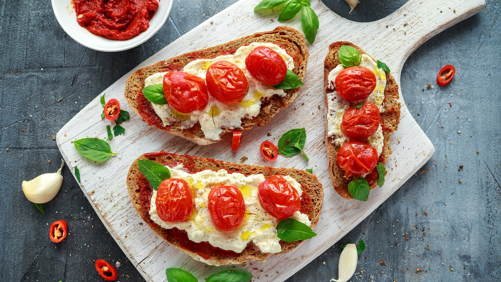 Bruschetta aux tomates cerises confites