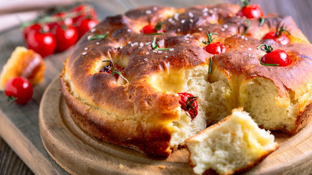 Focaccia aux tomates cerises et à l'ail confit