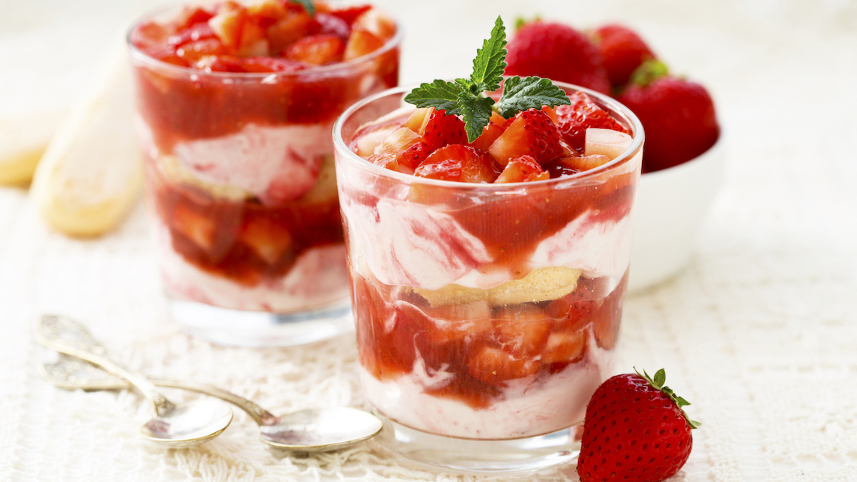 Verrine au tartare de fraises et pastèque, fromage blanc et granola