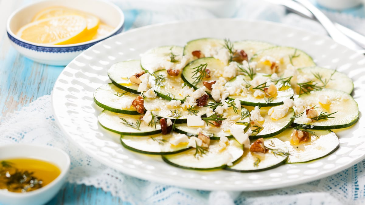 Carpaccio de courgettes à la feta, menthe et noix