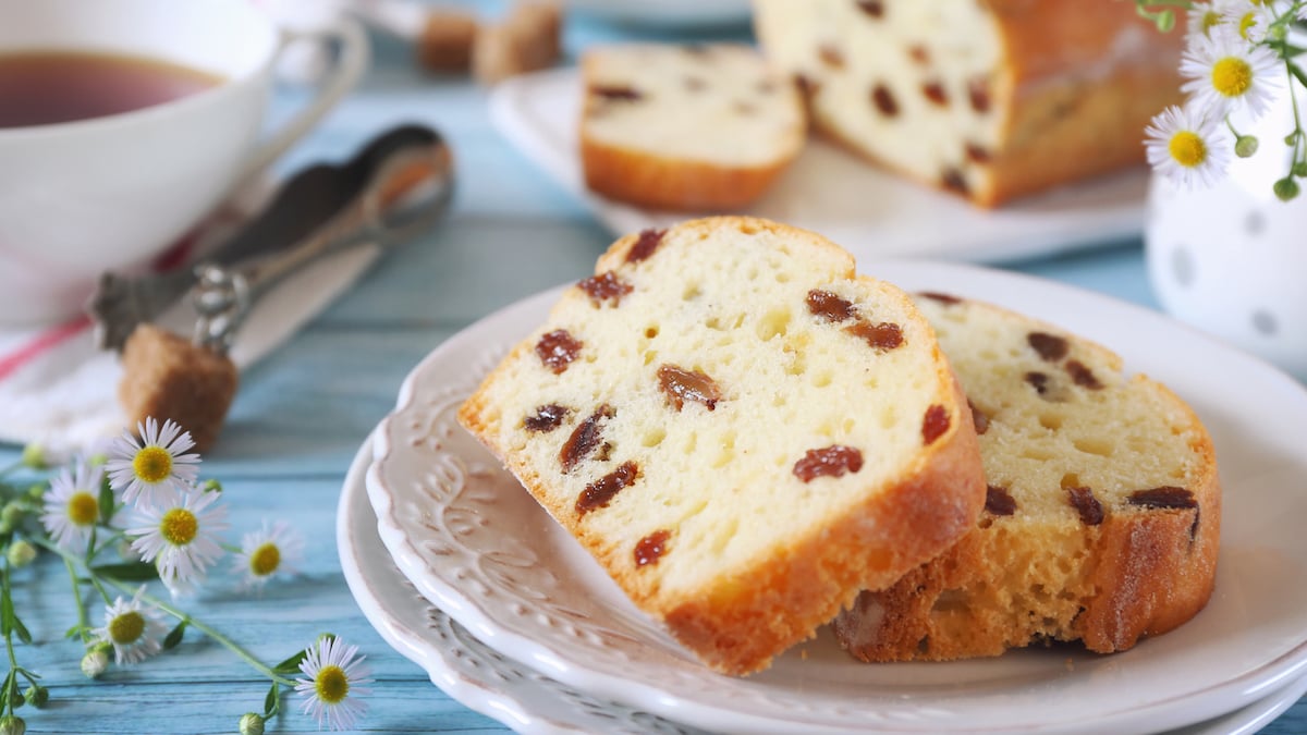 Gâteau moelleux à la noix de coco et aux raisins secs