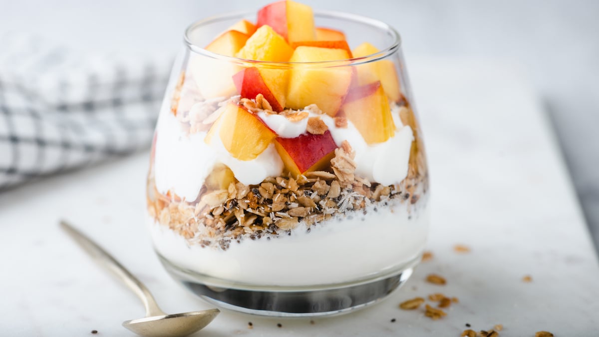 Verrine de pêches, fromage blanc et granola