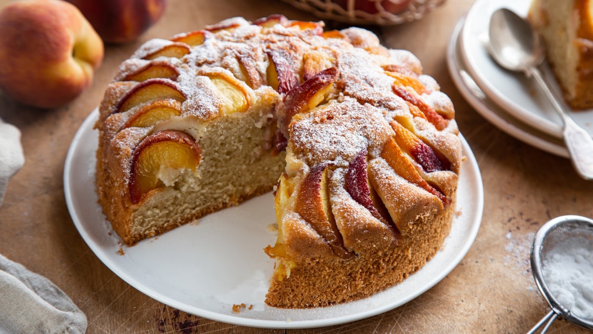 Gâteau moelleux aux nectarines et noisettes