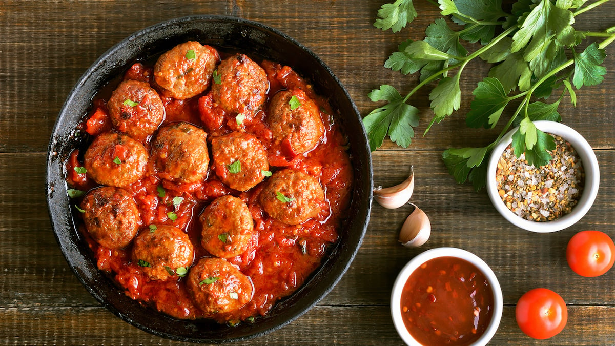 Boulettes de viande hachée, sauce tomate et poivrons