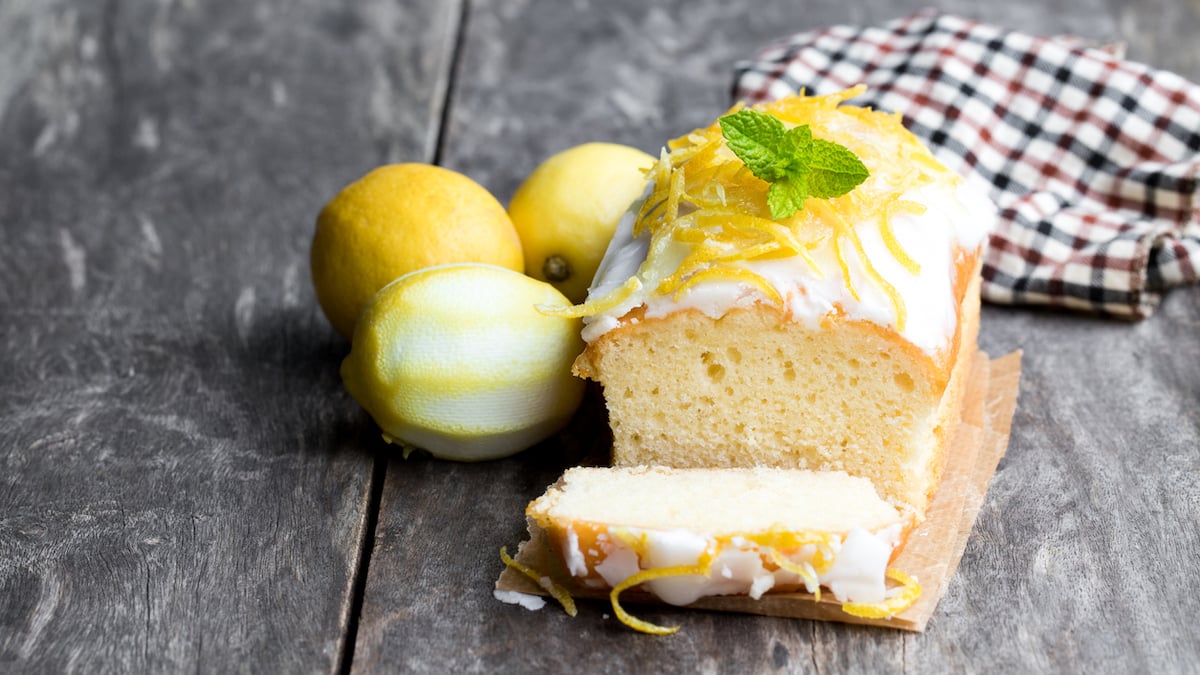 Cake au citron et glaçage aux zestes de citrons confits